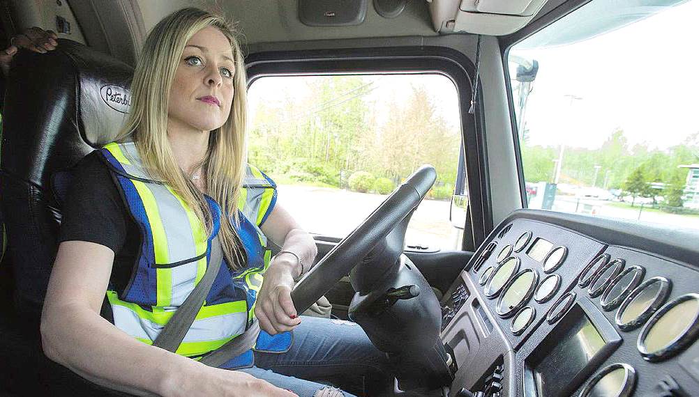 Женщинам в России разрешат работать водителями грузовиков и машинистами